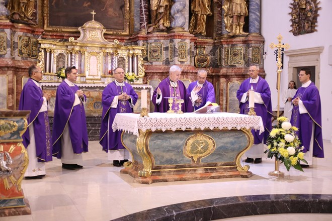​Biskup Mrzljak predslavio misu na Dušni dan u varaždinskoj katedrali